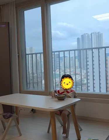 리바트 꼼므 1200 창문 앞