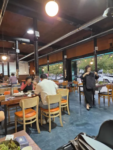 가마솥에누른밥 식당 내부